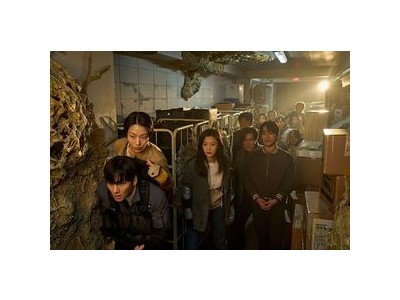 군체 촬영 현장 공개 정체불명의 무언가에 대한 기대감 높아져 썸네일