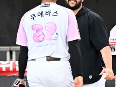 엔마누엘 데 헤이수스 윌리엄 쿠에바스 호투에 춤을 추다 썸네일