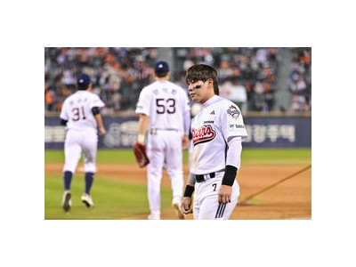 박찬호 2026시즌 홈 개막전에서 방망이 던지며 아쉬움 털어놔 썸네일