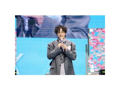 시우민 컴백 기념 팬미팅에서 화기애애한 분위기 썸네일