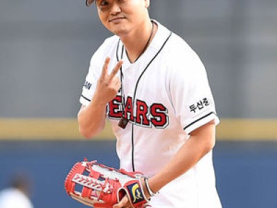 김민교 11년 만에 잠실야구장에 올라 감동 주는 듯 썸네일
